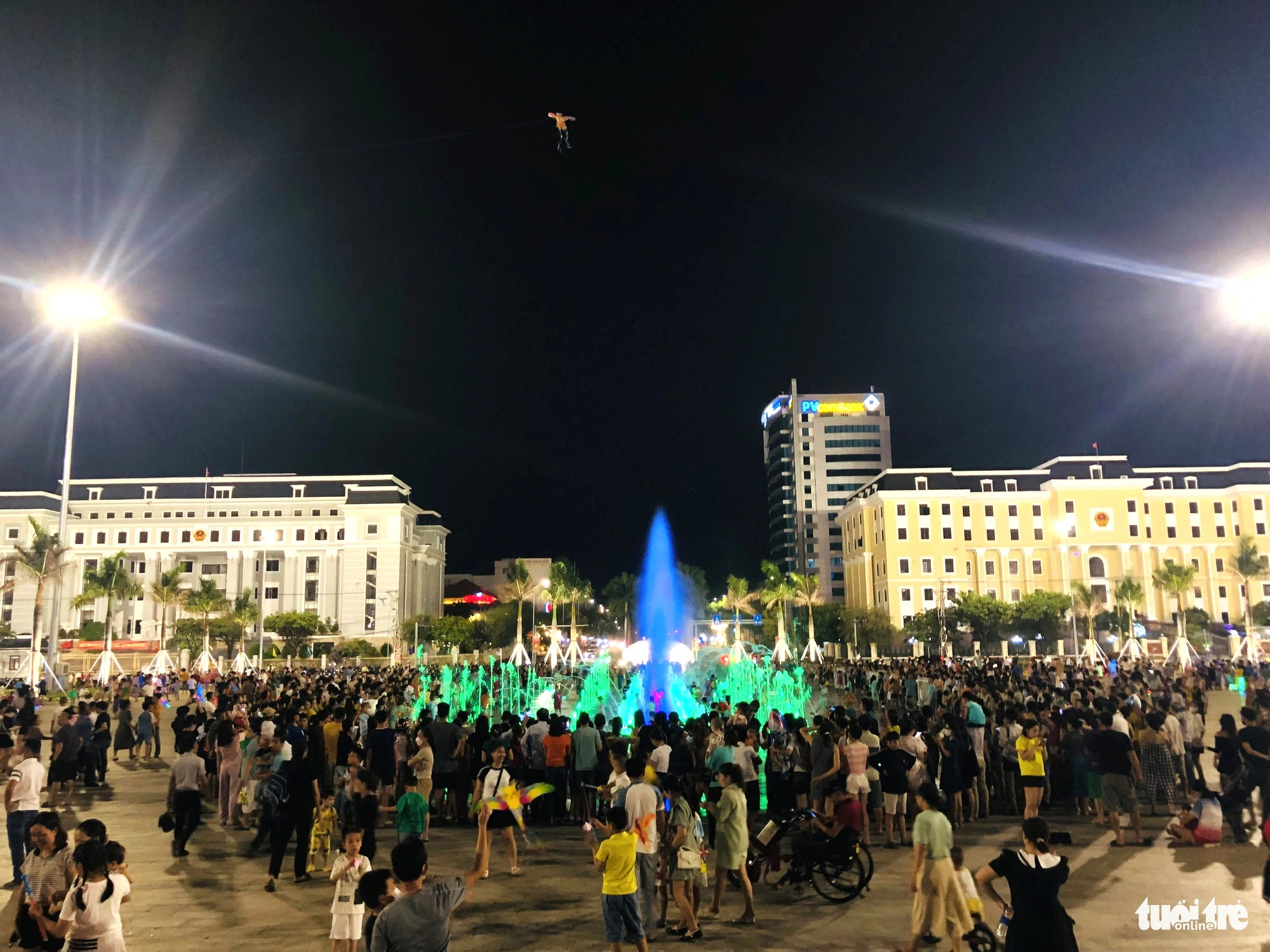 The musical fountain attracts a large number of visitors. Photo: Doan Cuong / Tuoi Tre