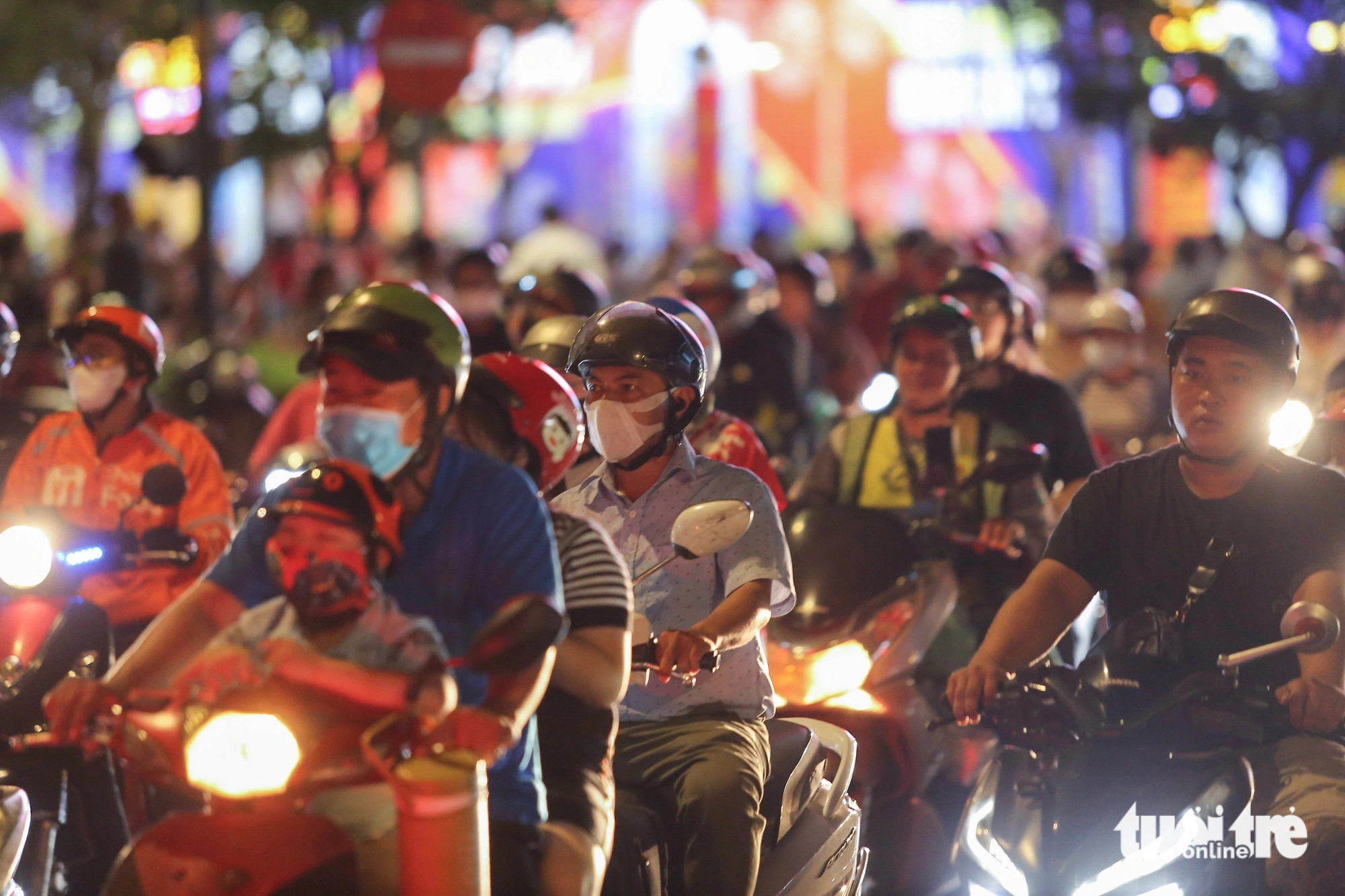 Vehicles were banned from entering several streets in Ho Chi Minh City’s District 1 between 7:00 pm and 9:30 pm on April 30, 2024 to ensure traffic safety before, during, and after the pyrotechnic show. Photo: Phuong Quyen / Tuoi Tre