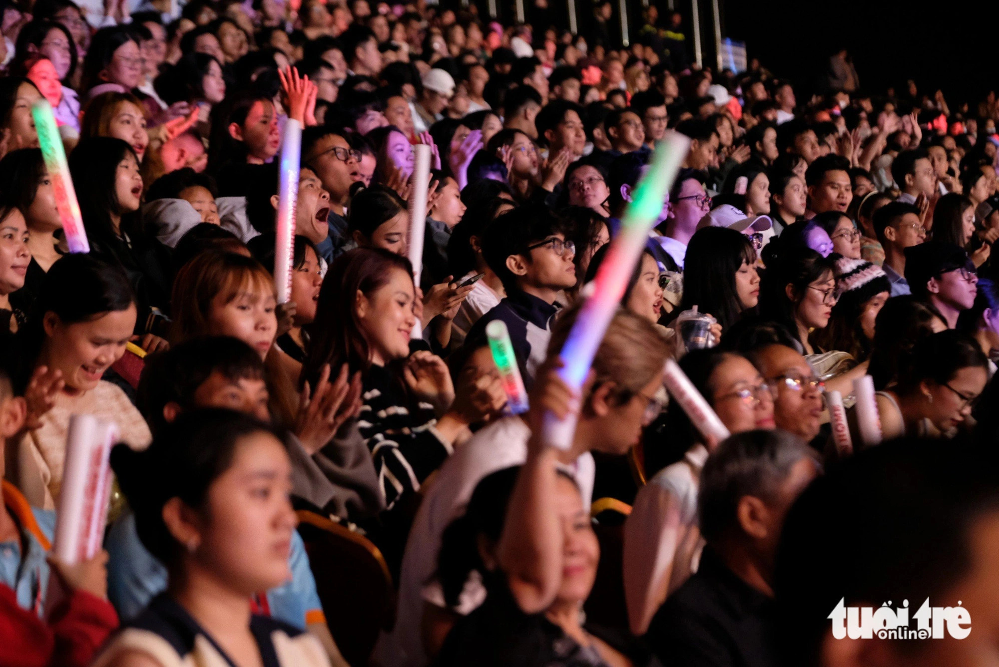 The Lam Vien Square is full of people watching the final round of the international dance contest. Photo: M.V / Tuoi Tre