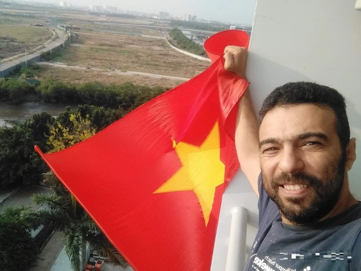 Egyptian's heartfelt affection for national flag of Vietnam