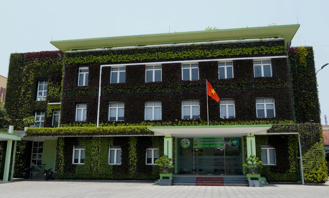 The front of the ‘green’ office building of the Dong Hoi City Public Service Management Board in Quang Binh Province, central Vietnam. Photo: Quoc Nam / Tuoi Tre