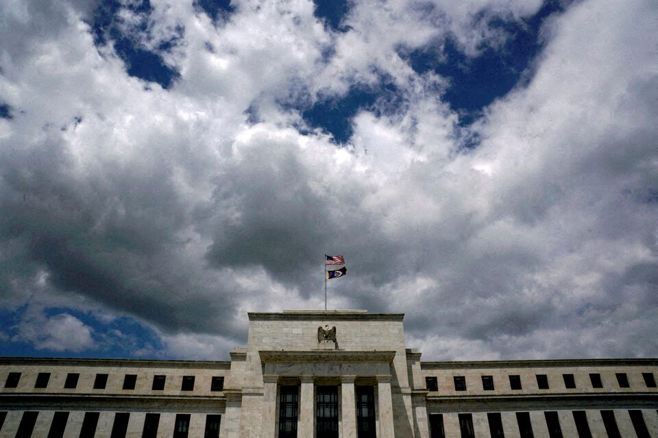 Flags fly over the Federal Reserve building on a windy day in Washington, U.S., May 26, 2017. Photo: Reuters