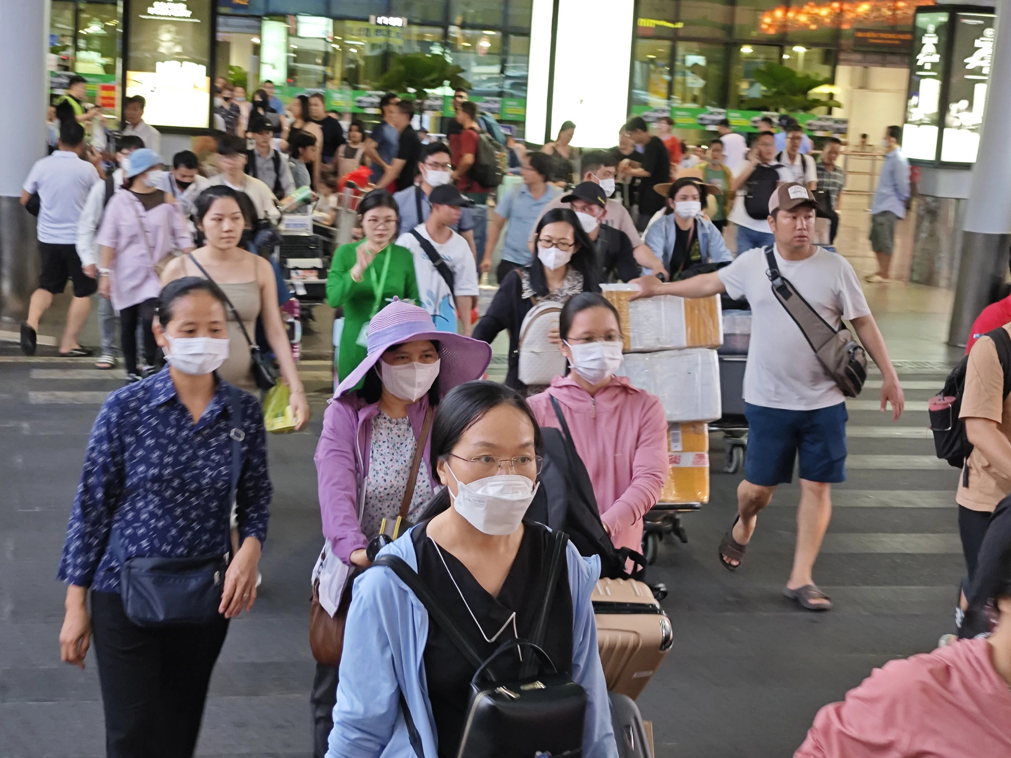 Tan Son Nhat International Airport in Ho Chi Minh City received a soaring number of passengers toward the end of May 1, 2024, which marked the end of the five-day holiday commemorating Vietnam’s Reunification Day (April 30) and International Workers’ Day (May 1). Photo: Cong Trung / Tuoi Tre