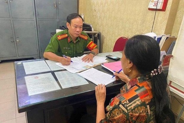 The street vendor at the police station. Photo: Q.A. / Tuoi Tre