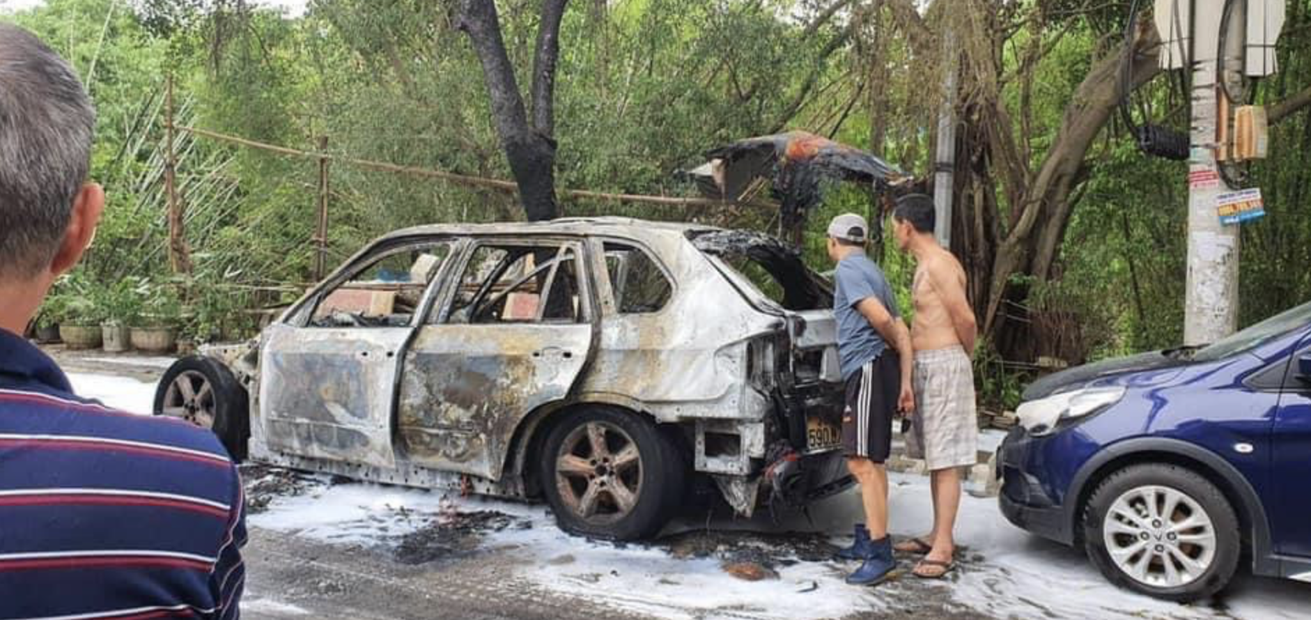 The car after the fire was extinguished. Photo: MXH