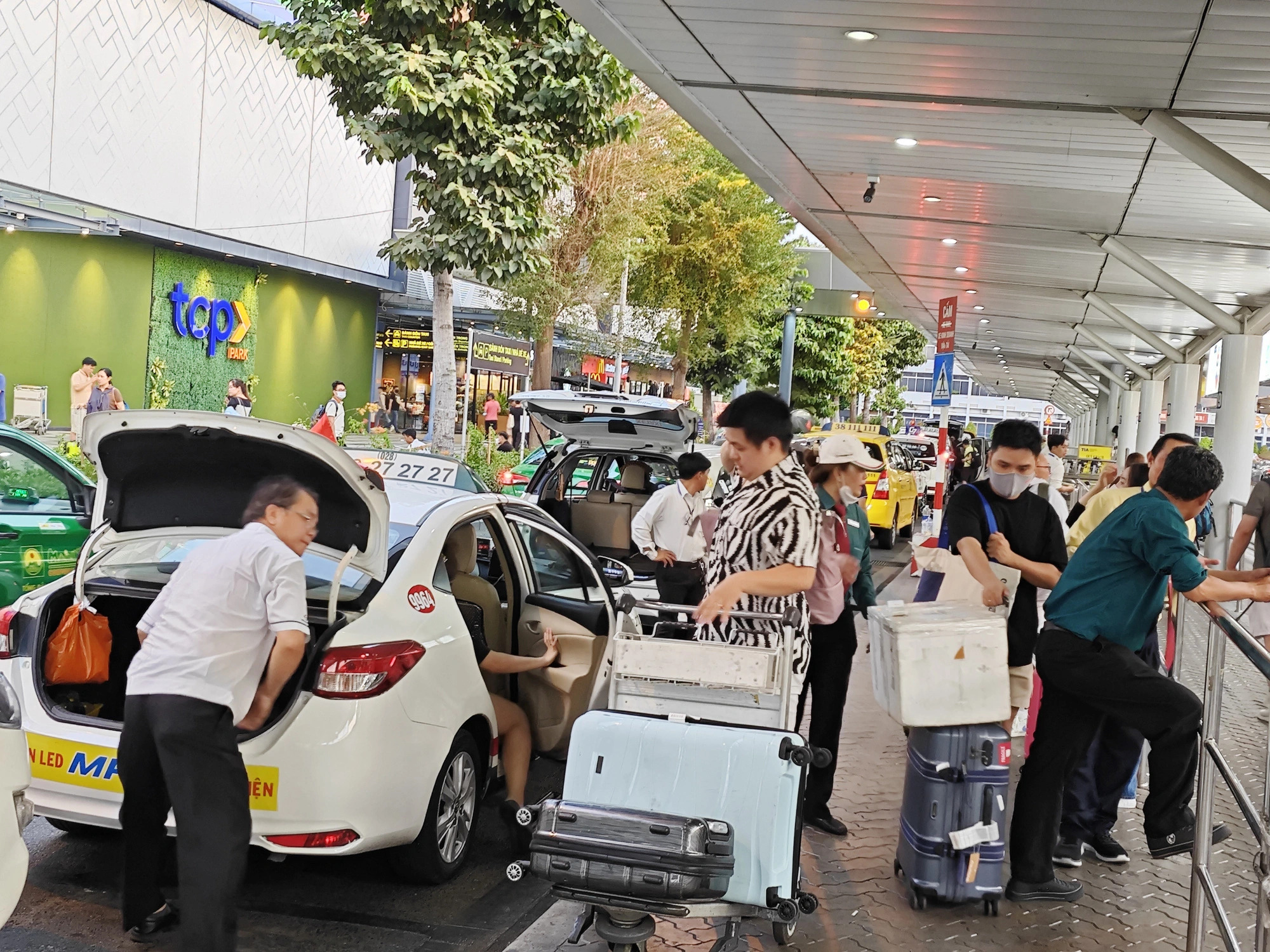 Taxi services at Tan Son Nhat Airport are supervised by competent agencies to avoid inappropriate business practices such as offering services at exorbitant prices, and refusing low-paying rides. Photo: Cong Trung / Tuoi Tre