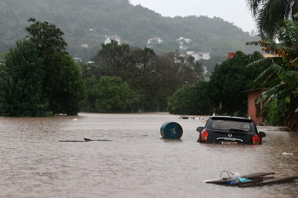 A car stands in the flooding water of the Taquari River during heavy rains in the city of Encantado in Rio Grande do Sul, Brazil, May 1, 2024. Photo: Reuters