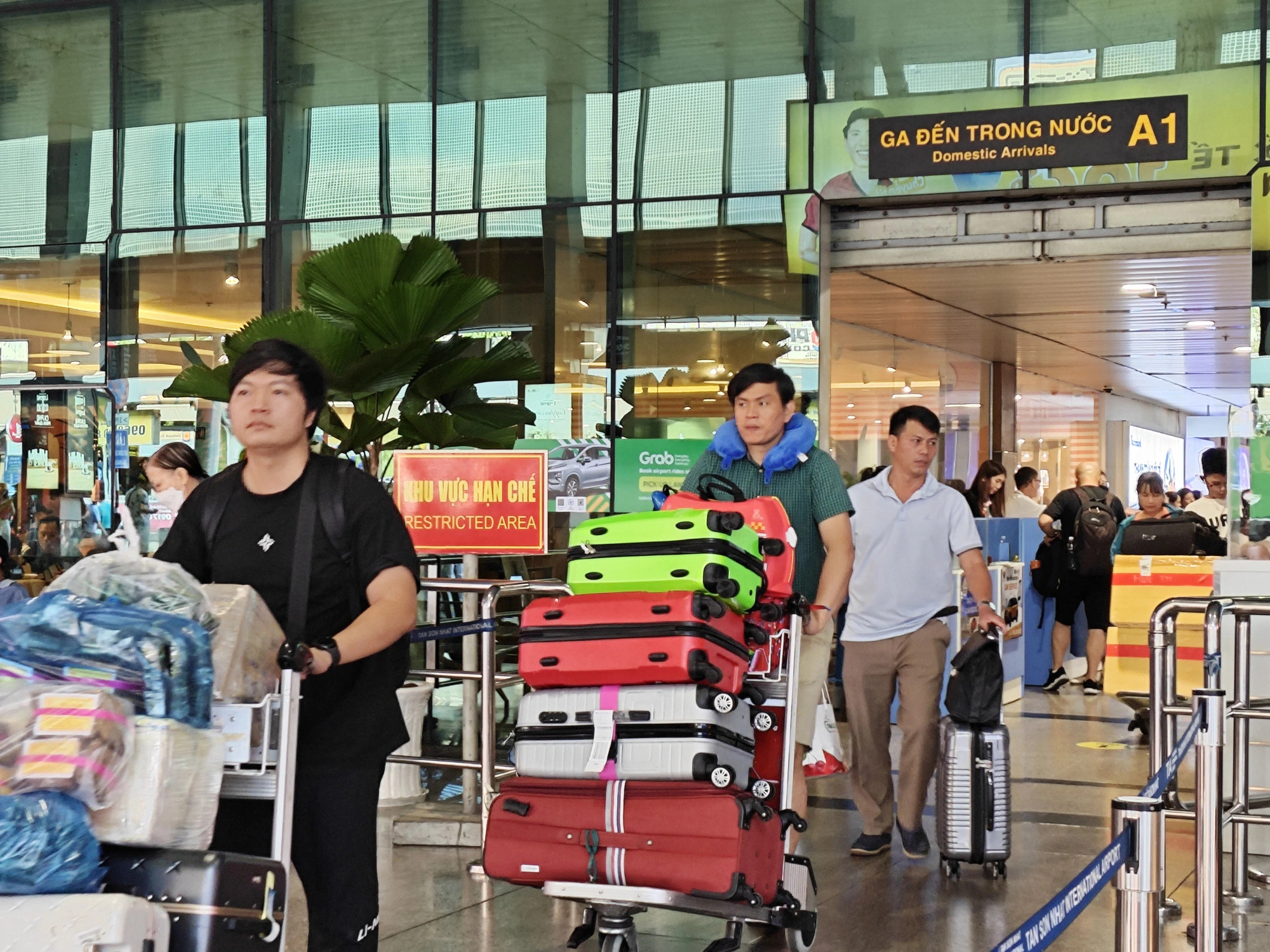 The airport received a soaring number of passengers toward the end of May 1, 2024, especially between 5:00 am and 9:00 pm. Photo: Cong Trung / Tuoi Tre
