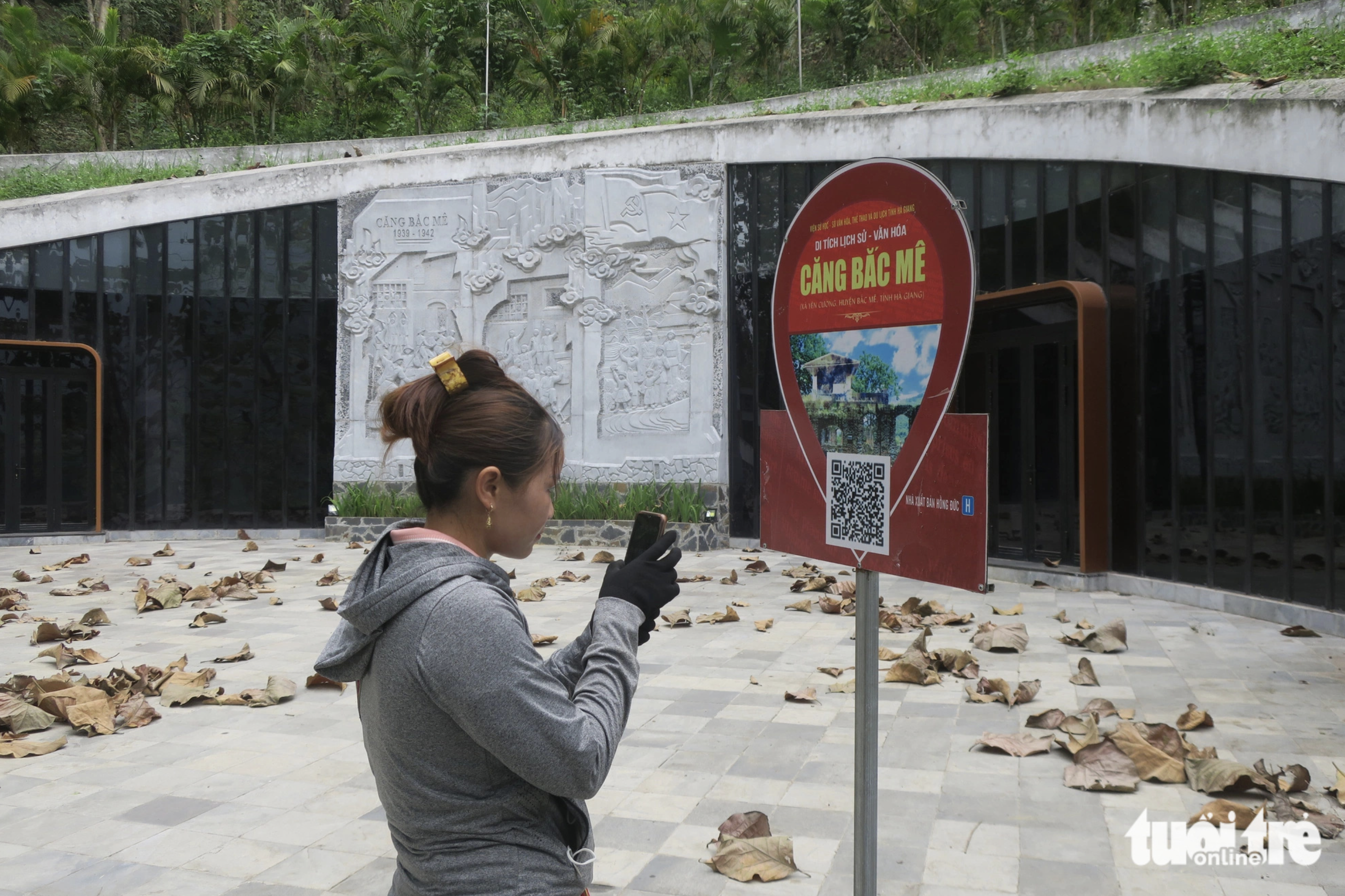 A visitor scans a QR code to learn about the Cang Bac Me military base on Rong (Dragon) Mountain in Yen Cuong Commune under Bac Me District, Ha Giang Province. Photo: T.T.D. / Tuoi Tre
