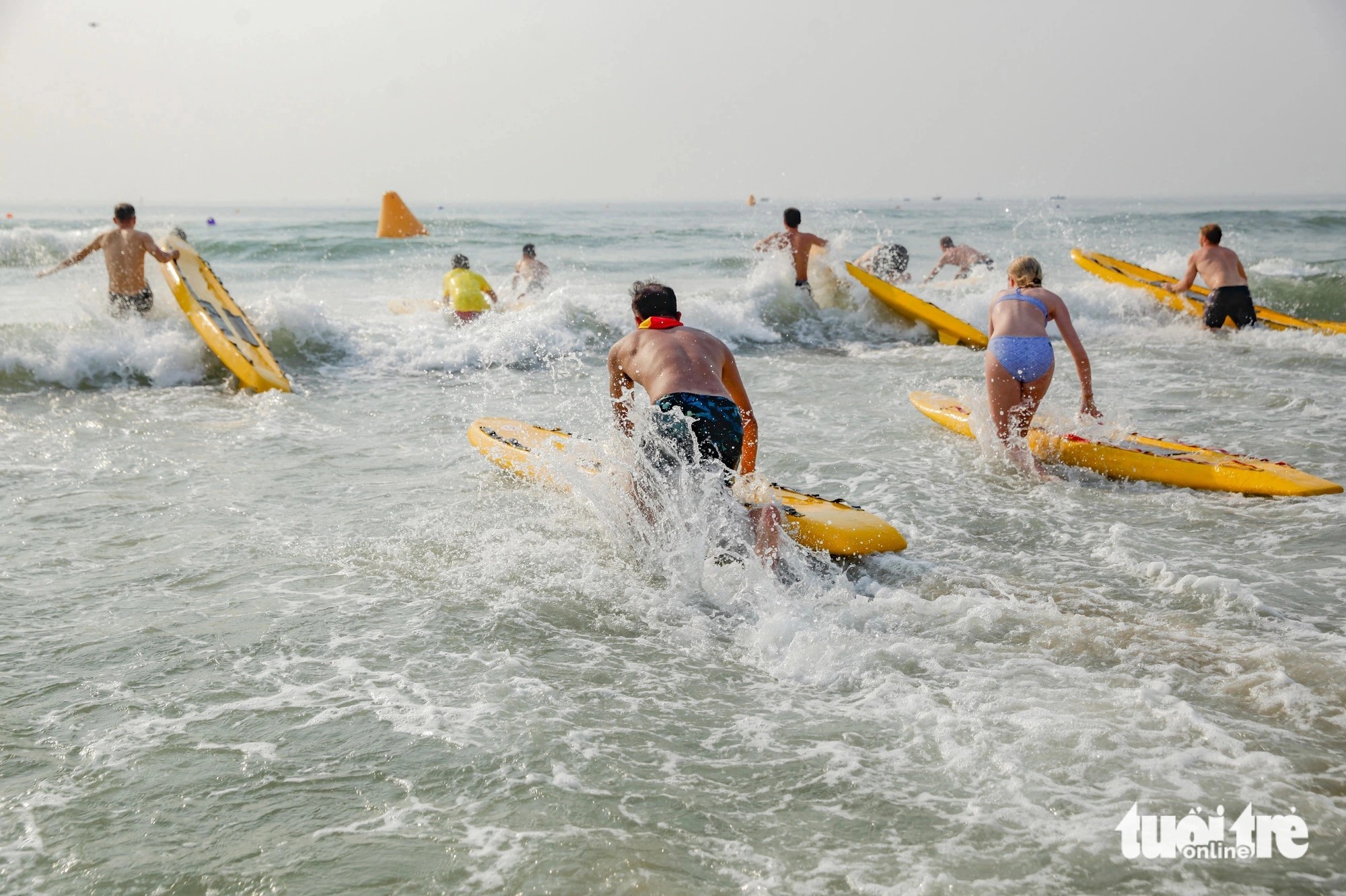 Contestants participated in several events at the lifeguard competition. Photo: Doan Nhan / Tuoi Tre