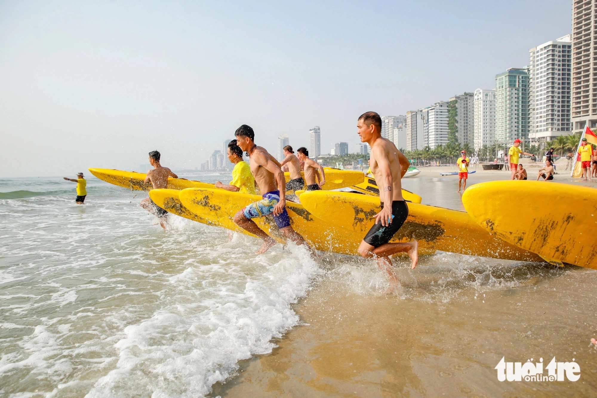 Female lifeguards compete in rescue competition in Da Nang
