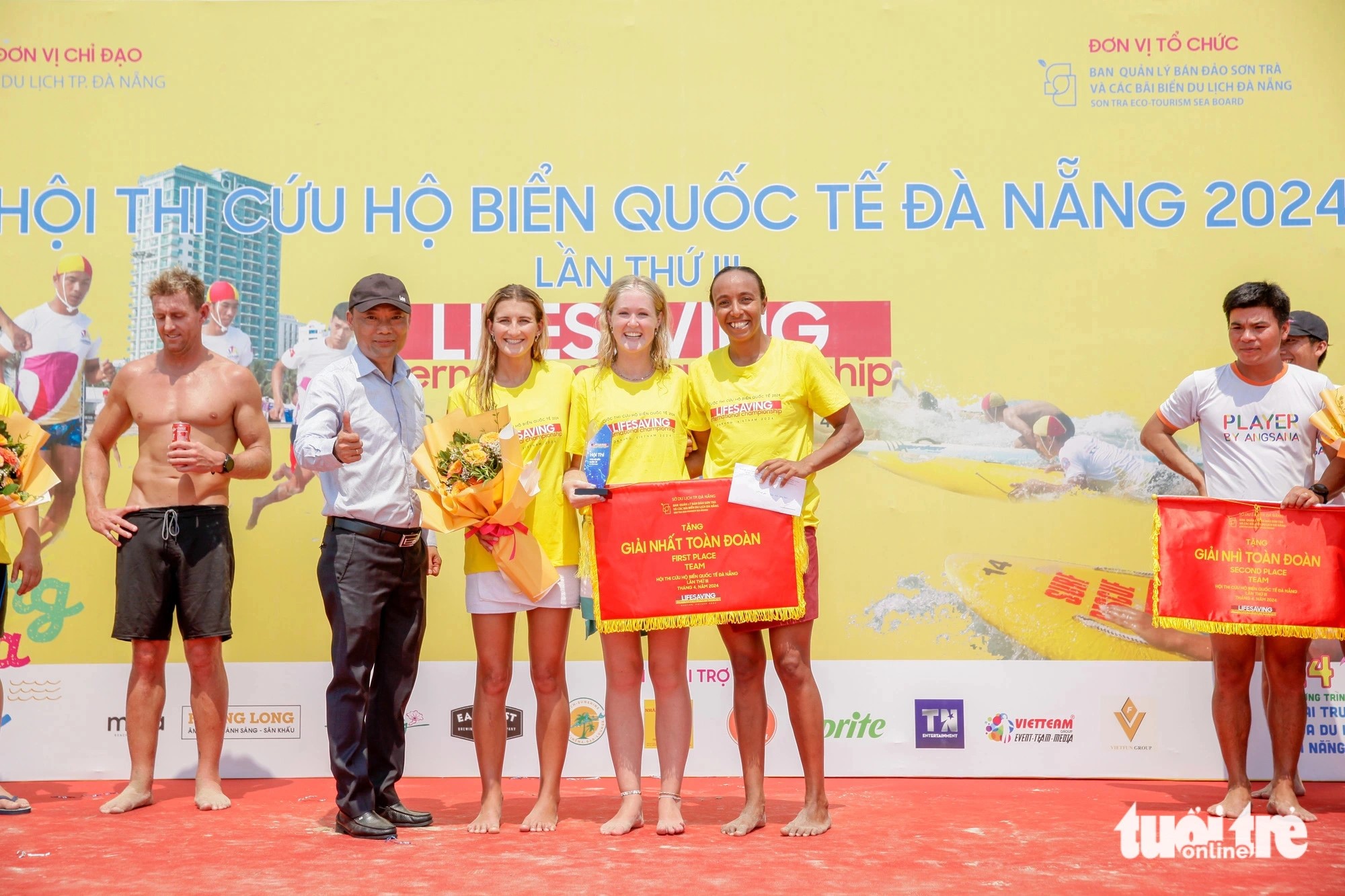 The Australian team secures first prize for their outstanding overall performance. (Photo: Doan Nhan / Tuoi Tre