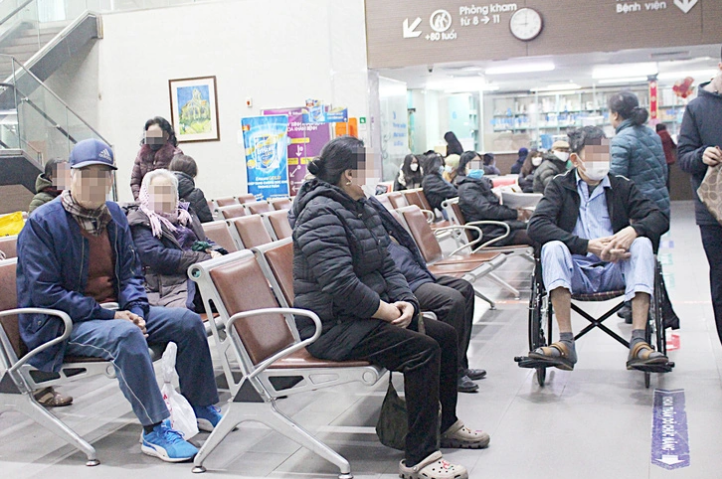 Old people have their health checked at the National Geriatric Hospital in Hanoi. Photo: Duong Lieu / Tuoi Tre