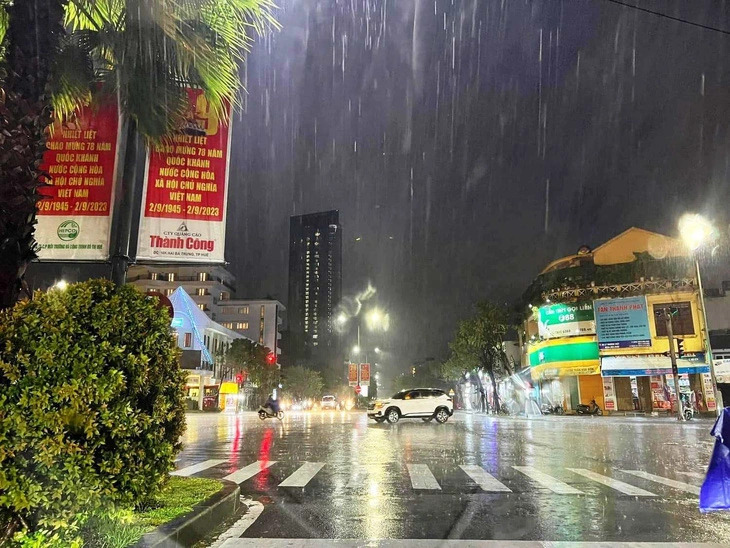 Vietnam’s central provinces enjoy ‘golden rain’ amid heatwave