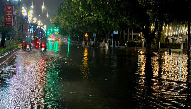 A flooded street in Dong Hoi City, north-central Vietnam’s Quang Binh Province, during the torrential rain in the city on May 2, 2024.  Photo: Quoc Nam / Tuoi Tre