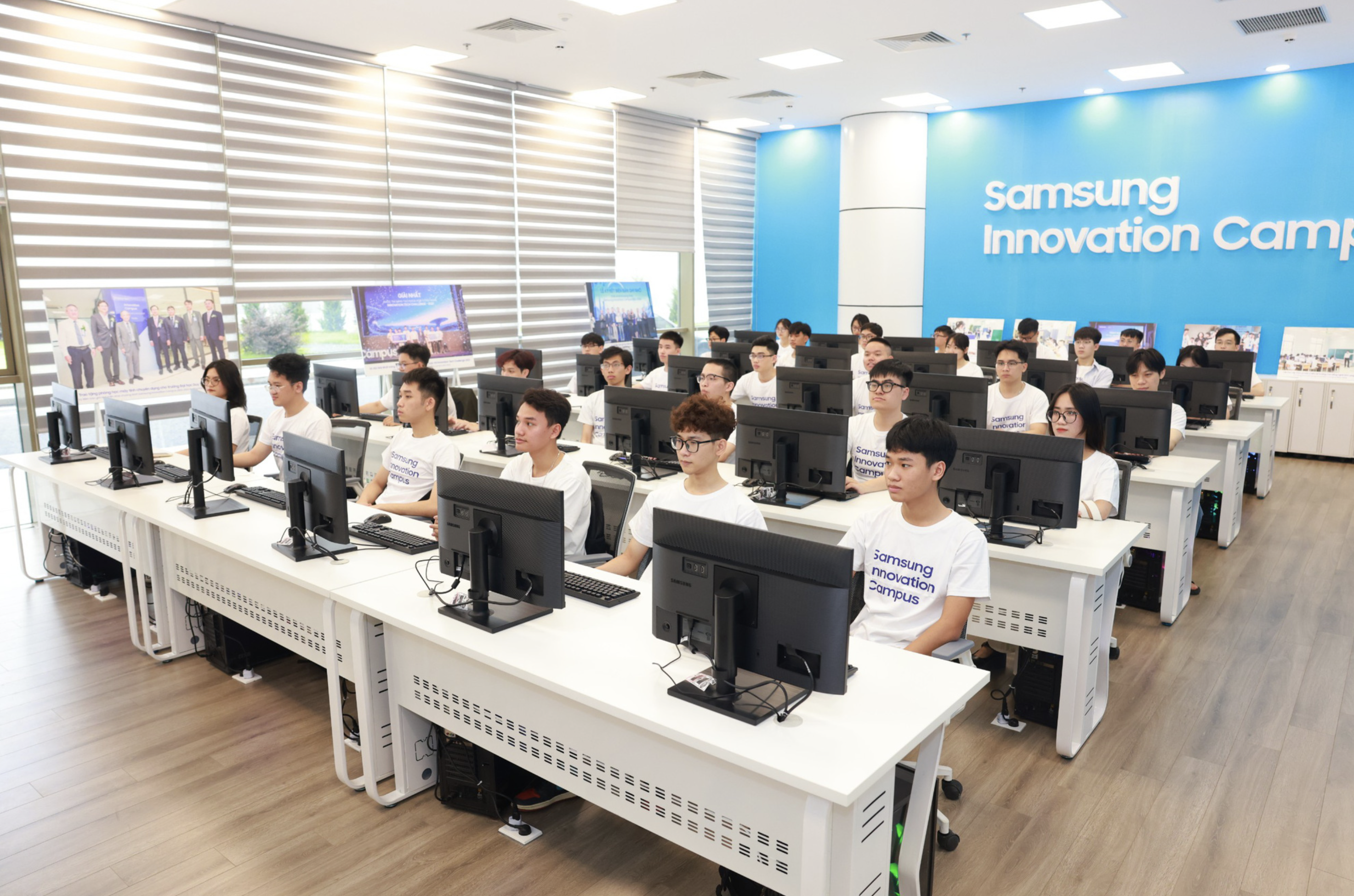 University students join a tech training course co-held by Samsung and NIC in Hanoi. Photo: B. Ngoc / Tuoi Tre