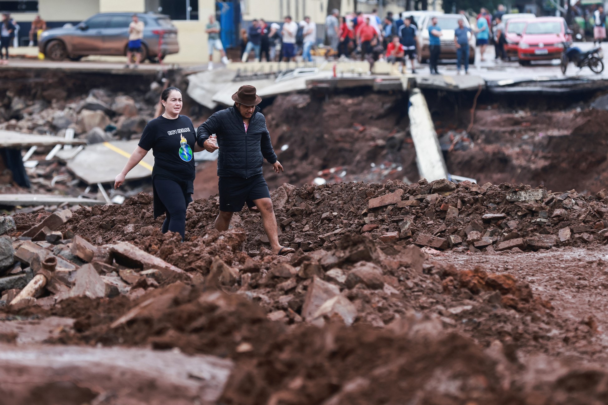 People cross a road destroyed during the floods at Roca Sales in Rio Grande do Sul, Brazil, May 4, 2024. Photo: Reuters