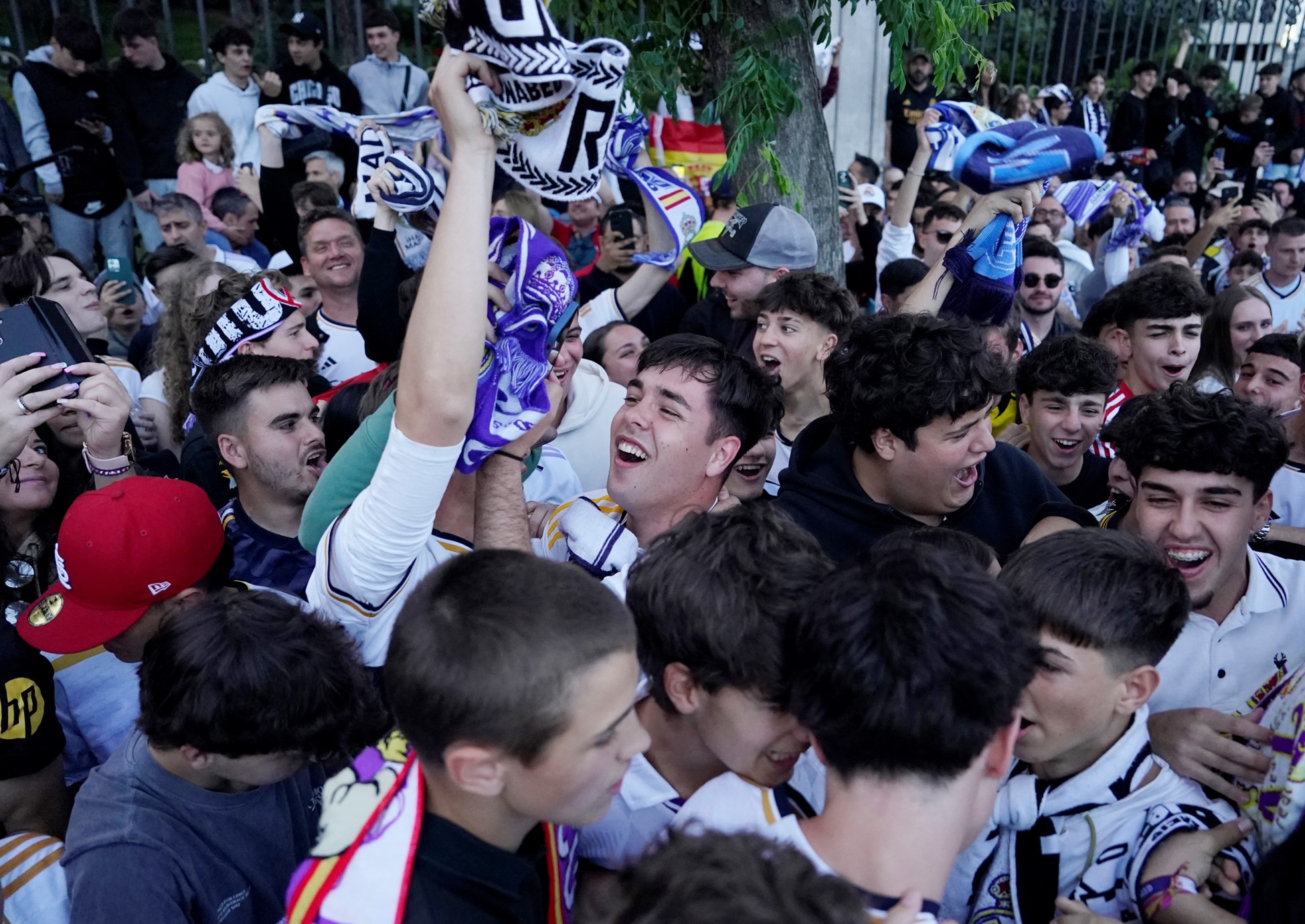 Soccer Football - LaLiga - Real Madrid Celebrate Winning LaLiga - Madrid, Spain - May 4, 2024 Real Madrid fans celebrate winning LaLiga near Cibeles fountain in Madrid. Photo: Reuters