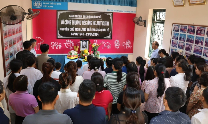 SOS Children's Village Dien Bien Phu in Dien Bien Province, northern Vietnam pays their last respects to Helmut Kutin, who contributed funding for the village's construction. Photo: SOS Children's Villages Vietnam