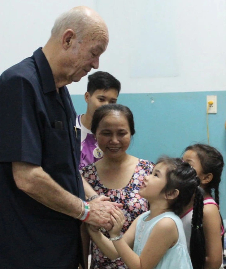 Helmut Kutin is shown with children from SOS Children's Village Go Vap in Ho Chi Minh City. Photo: Mai Duy / Tuoi Tre