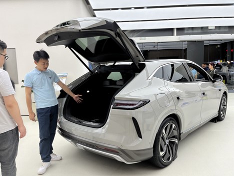 Customers have a look at an EV in a trade center in Shenzhen, China. Photo: Tran Manh / Tuoi Tre