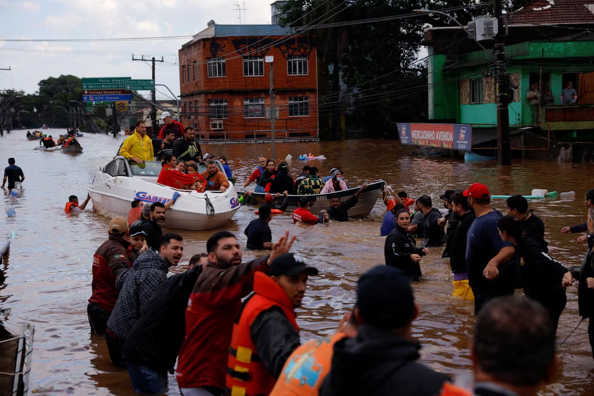 People are rescued by residents after the floods in Canoas, at the Rio Grande do Sul state, Brazil, May 5, 2024. Photo: Reuters
