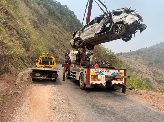 It takes local traffic rescuers two days to pull the car from the abyss. Photo: A.T. / Tuoi Tre