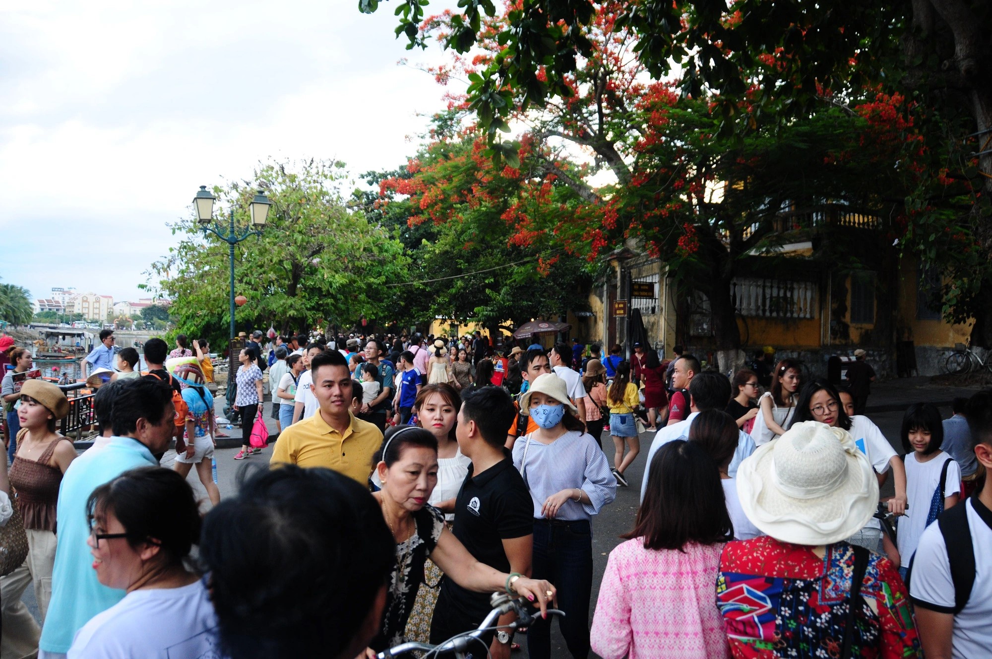 Although tourists flood Hoi An, they do not spend much money since the local tourism industry still lacks the facilities and services they need. Photo: B.D. / Tuoi Tre