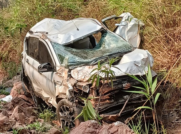 5 safe after car falls into abyss in northern Vietnam
