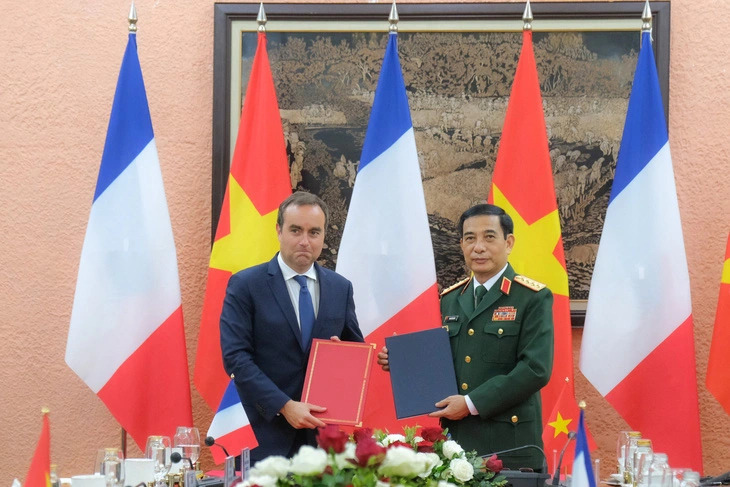 Vietnamese Minister of National Defense General Phan Van Giang (R) and French Minister of the Armed Forces Sébastien Lecornu sign and exchange a letter of intent to further promote the bilateral defense cooperation in Hanoi on May 5, 2024. Photo: Ha Quan / Tuoi Tre