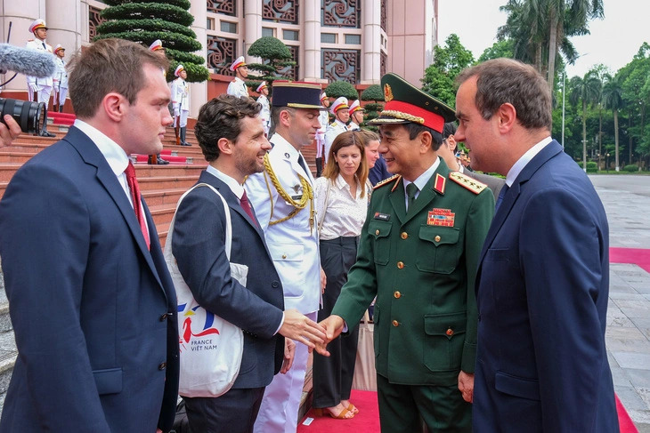 French Minister of the Armed Forces Sébastien Lecornu introduces the members of his entourage to Vietnamese Minister of National Defense General Phan Van Giang in Hanoi on May 5, 2024. Photo: Ha Quan / Tuoi Tre