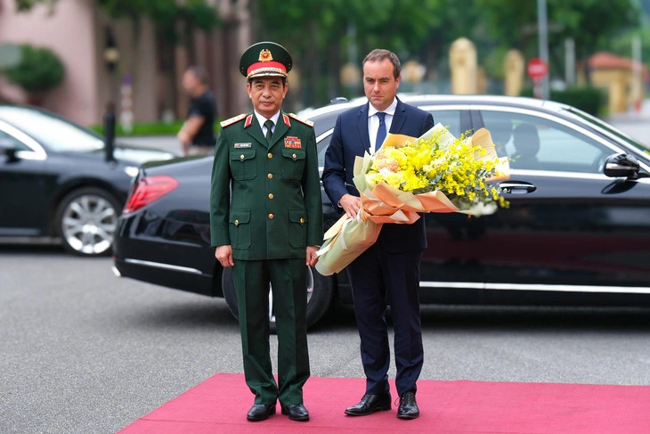 Vietnam, France ink deal to strengthen defense cooperation