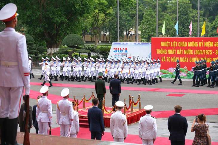 Vietnamese Minister of National Defense General Phan Van Giang and French Minister of the Armed Forces Sébastien Lecornu are seen on the podium to review the honor guard in Hanoi on May 5, 2024. Photo: Ha Quan / Tuoi Tre