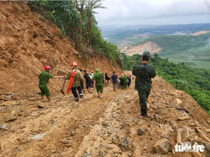 Rescuers reach the scene of the landslide in Ha Tinh Province. Photo: H.A. / Tuoi Tre