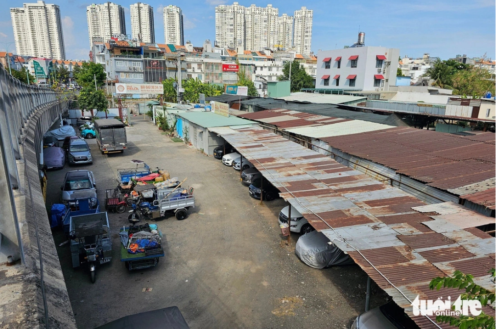 The illegally-built parking lot spanning 420 square meters in District 7, Ho Chi Minh City. Photo: Ai Nhan / Tuoi Tre
