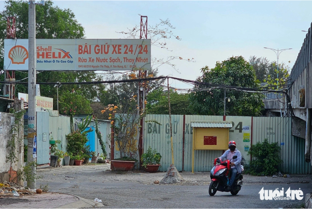 The parking lot is located on Nguyen Thi Thap Street in District 7, Ho Chi Minh City. Photo: Ai Nhan / Tuoi Tre