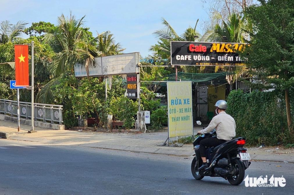 The 950-square-meter coffee shop which was also erected without permission. Photo: Ai Nhan / Tuoi Tre