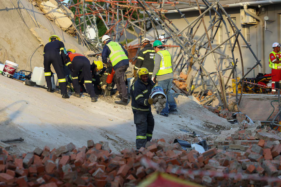 A rescue worker removes rubble from the site where construction workers are trapped under a building that collapsed in George, South Africa May 7, 2024. Photo: Reuters