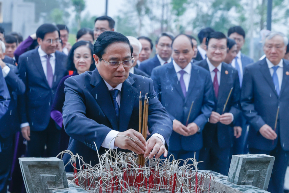 Prime Minister Pham Minh Chinh offers incense in honor of the battle’s fallen soldiers. Photo: VGP
