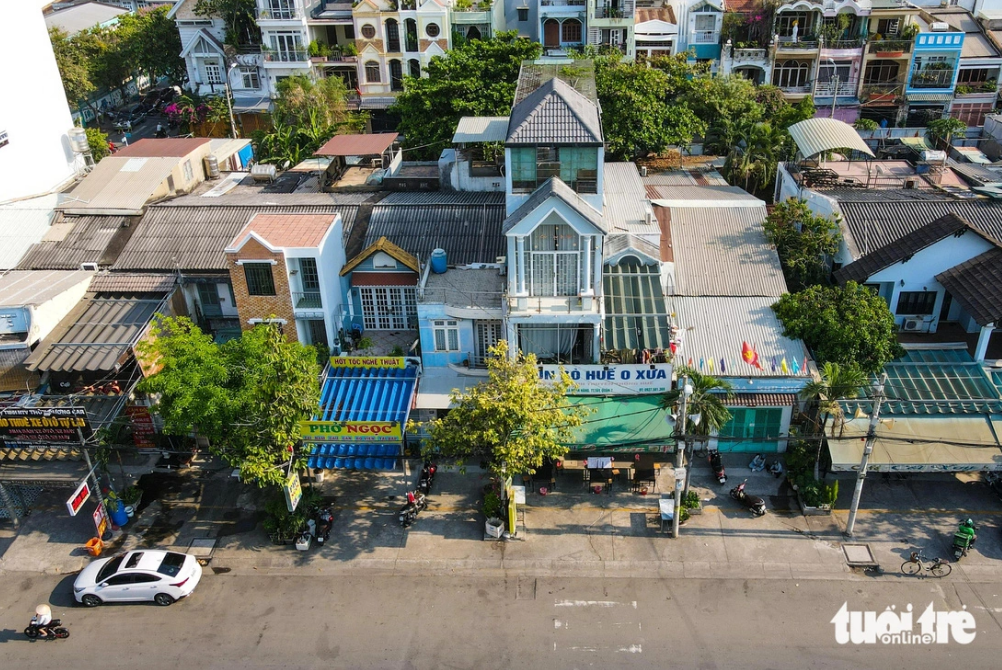 There are up to 16 houses built without a license on 11N Street in Tan Thuan Tay Ward, District 7, Ho Chi Minh City. They remain in place although the District 7 administration issued decisions to levy fines on their owners and dismantle the houses in 2016. Photo: Phuong Nhi / Tuoi Tre