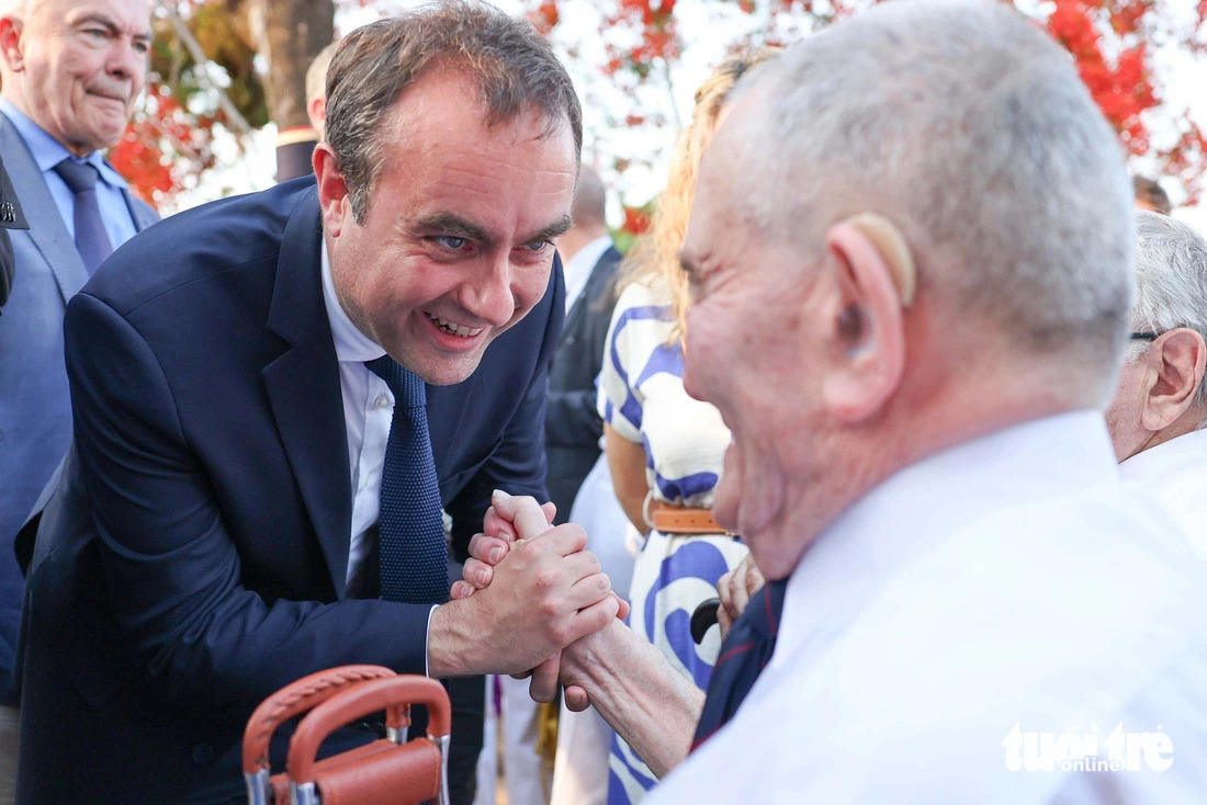 French Minister Sébastien Lecornu on May 6, 2024 shakes hands with a French veteran who once fought in Dien Bien Phu in northern Vietnam’s Dien Bien Province in 1954. Photo: Nguyen Khanh / Tuoi Tre.