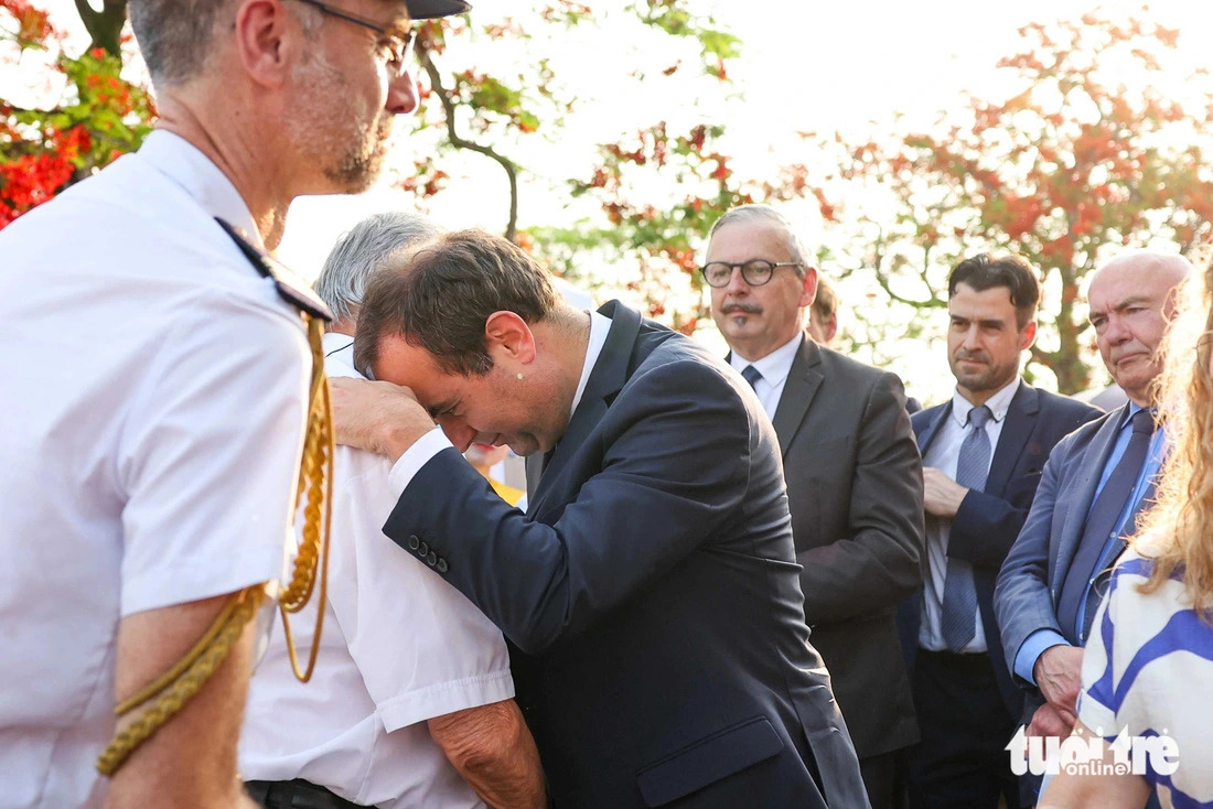Minister Sébastien Lecornu emotionally puts his head on the shoulder of a French veteran on May 6, 2024 after being told about war memories related to Dien Bien Phu in northern Vietnam 70 years ago. Photo: Nguyen Khanh / Tuoi Tre
