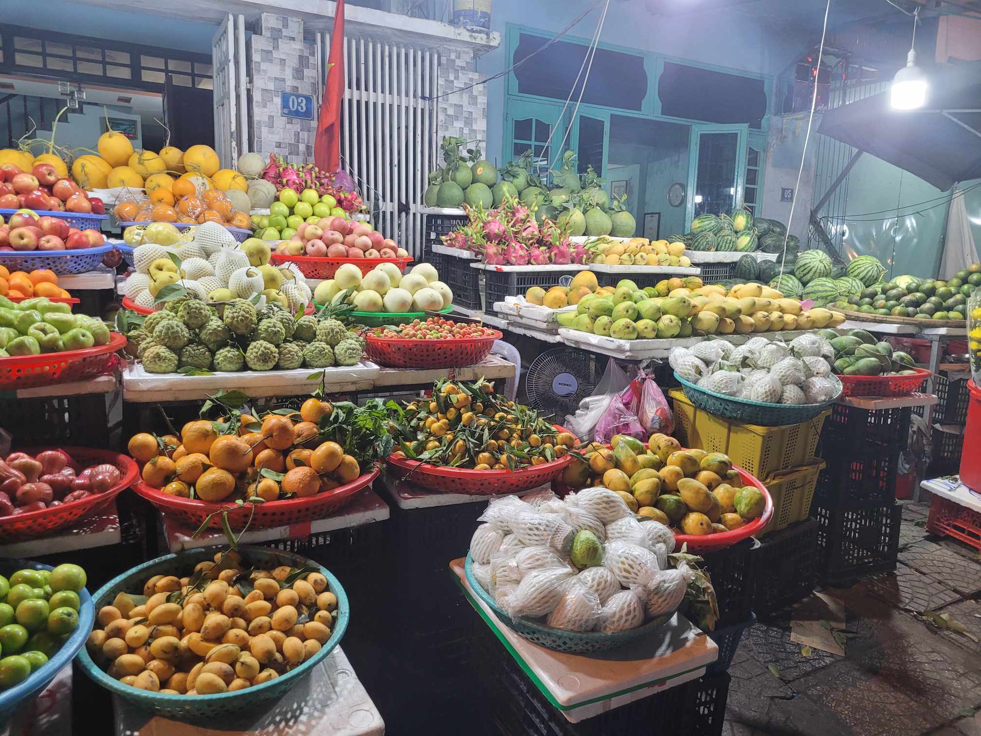 A fruit shop captured by Nadia Bonchis, a tourist from Belgium, at a market during her April 2024 visit to Vietnam. Photo: Nadia Bonchis