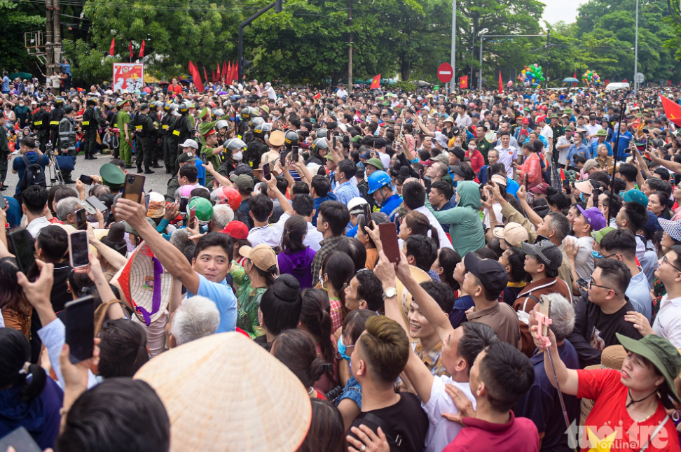 Residents crowd several local streets in Dien Bien Province to immerse themselves in the atmosphere of the celebration of 70 years of  the Dien Bien Phu victory on May 7, 2024. Photo: Nam Tran / Tuoi Tre