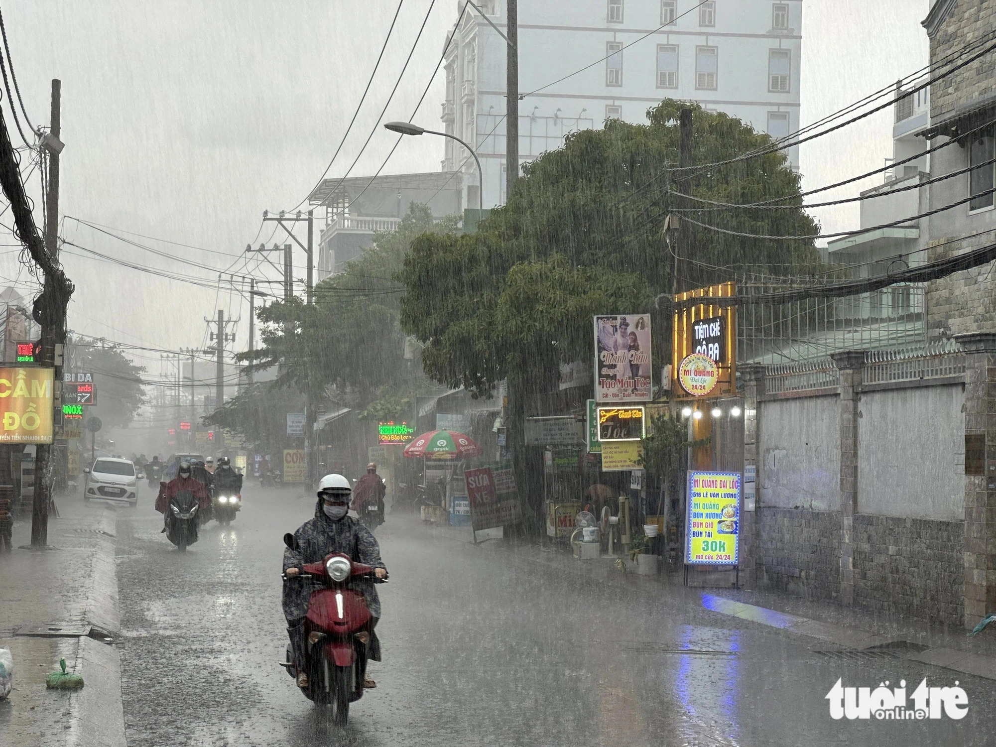 Heavy rain pours down on District 7, Ho Chi Minh City on May 7, 2024. Photo: Ngoc Quy / Tuoi Tre