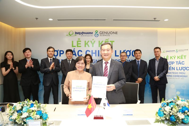 This photo shows a ceremony for signing a strategic cooperation deal between Imexpharm and Genuone Sciences Inc., a Korean pharmaceutical company.