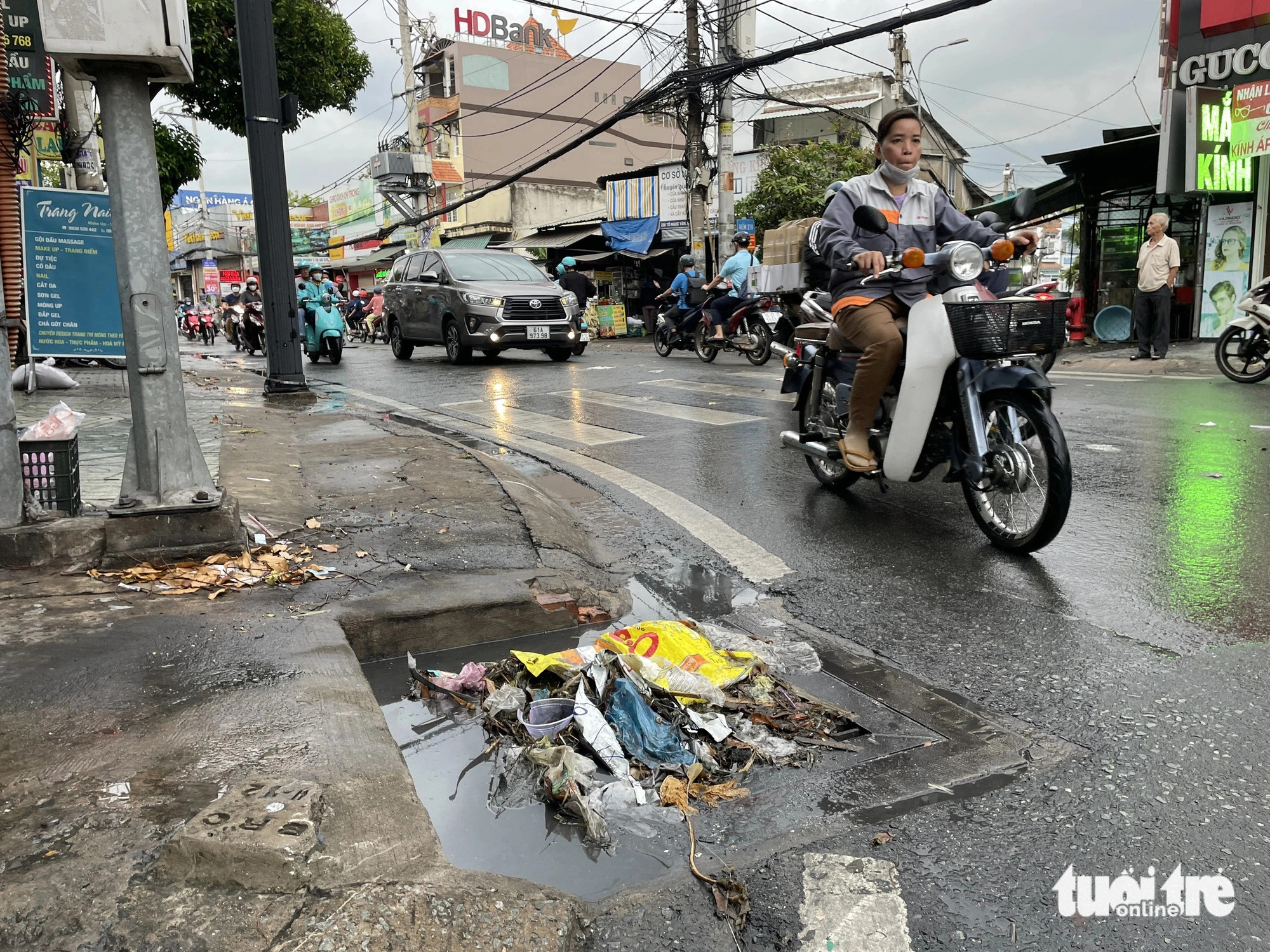 Garbage clogs a manhole following a heavy downpour in Ho Chi Minh City on May 7, 2024. Photo: Chau Tuan / Tuoi Tre