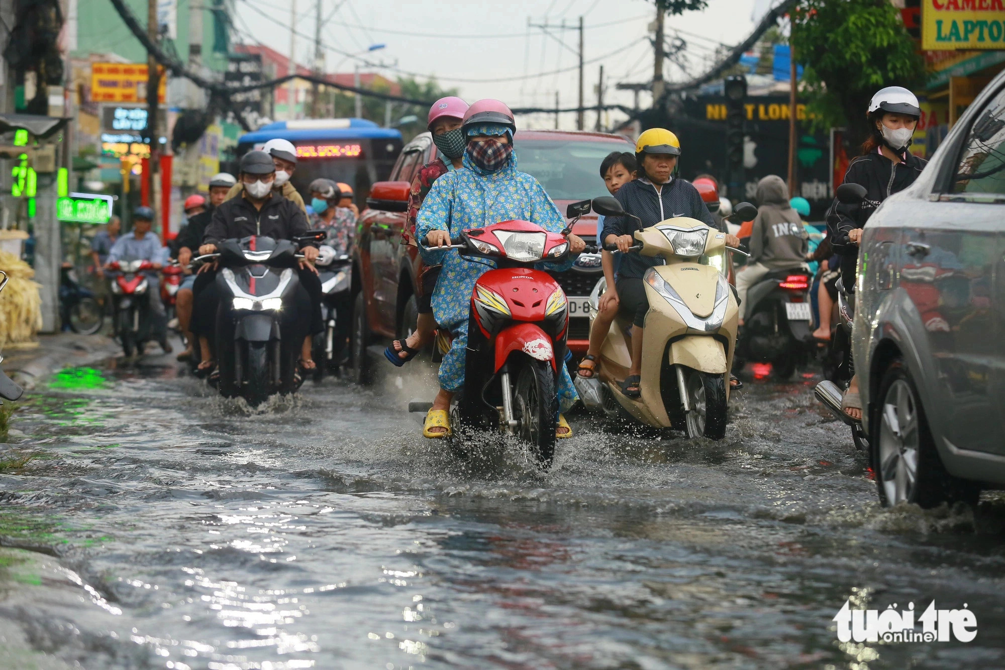 Vehicles travel on flooded To Ngoc Van Street in Thu Duc City under Ho Chi Minh City on May 7, 2024. Photo: Chau Tuan / Tuoi Tre