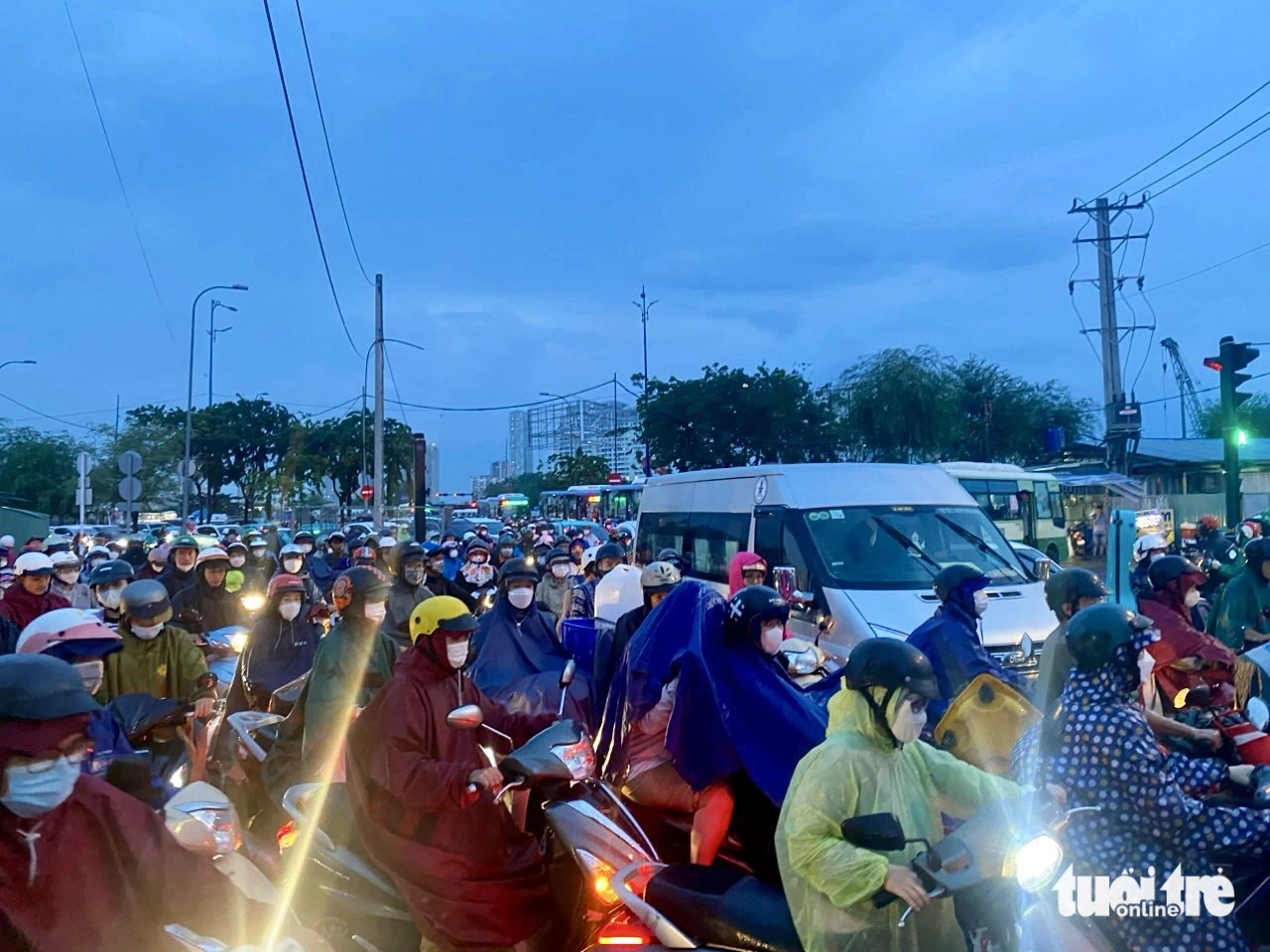 The downpour resulted in traffic gridlock at the An Phu Intersection area in Thu Duc City under Ho Chi Minh City on May 7, 2024. Photo: Thu Dung / Tuoi Tre
