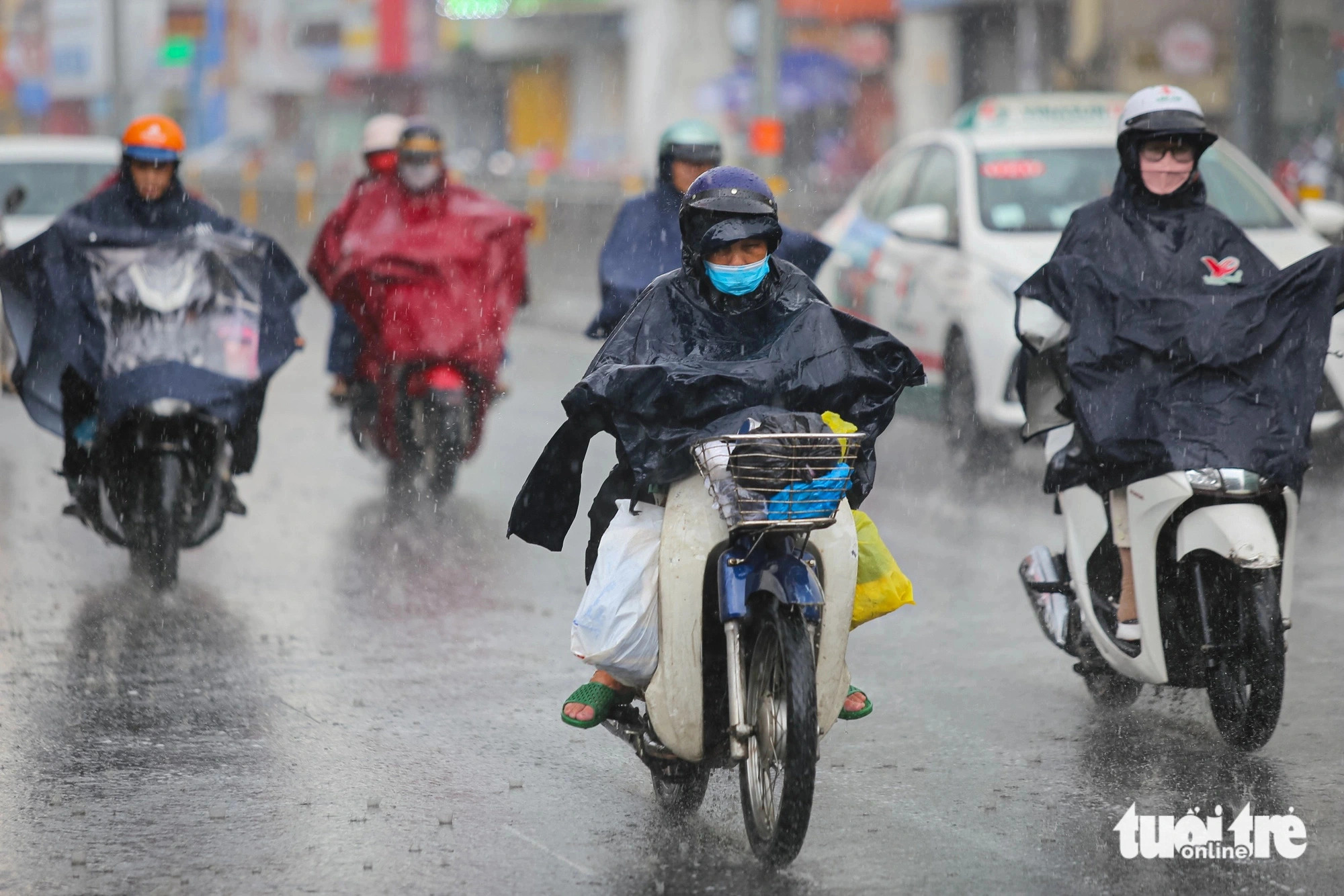 Heavy rainfall hits Phu Nhuan District, Ho Chi Minh City on May 7, 2024. Photo: Phuong Quyen / Tuoi Tre